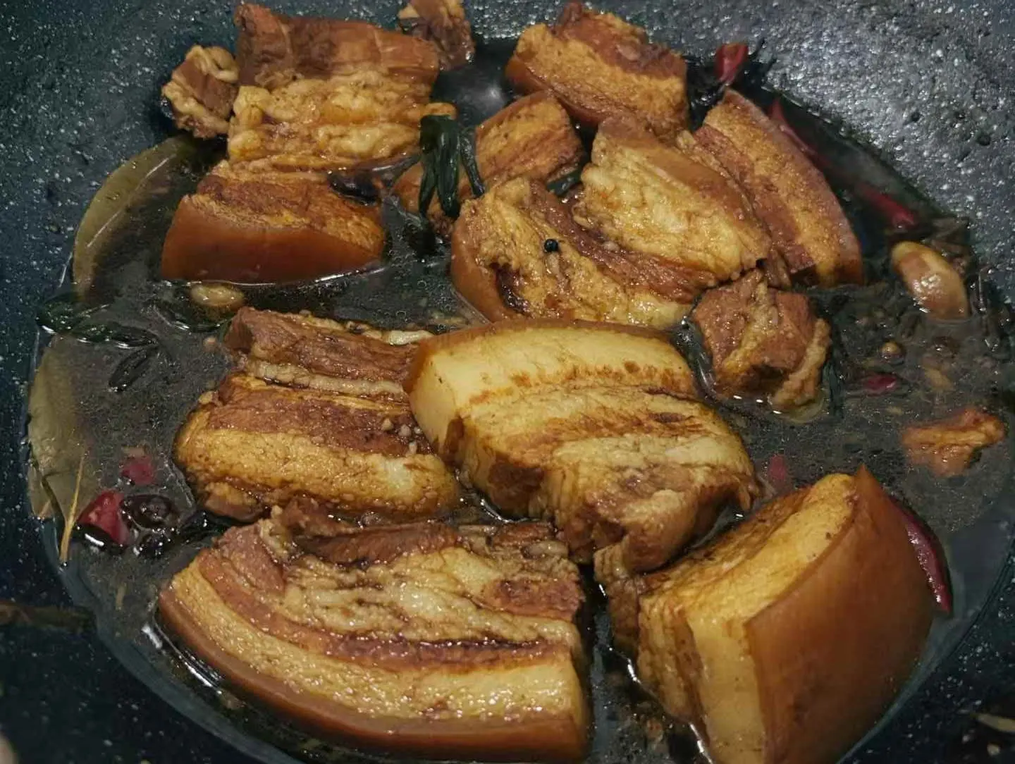 炖锅的五花肉